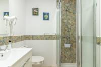 A bathroom at Flatguest Mary Sanchez