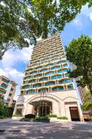 un edificio alto con una bandera delante en Sherwood Suites, en Ho Chi Minh