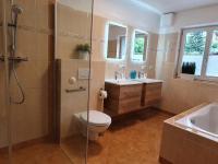 Łazienka w obiekcie Alpen Appartements Viehhofen - incl Sommercard Zell am See Viehhofen