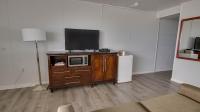 Rideau Oceanfront Motelにあるテレビまたはエンターテインメントセンター