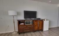 Rideau Oceanfront Motelにあるキッチンまたは簡易キッチン