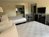 Ein Bett oder Betten in einem Zimmer der Unterkunft South Padre Island Lodge