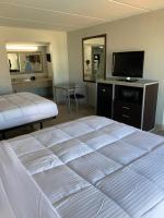 Ein Bett oder Betten in einem Zimmer der Unterkunft South Padre Island Lodge