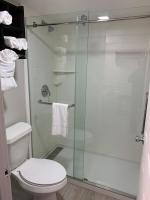 Ein Badezimmer in der Unterkunft South Padre Island Lodge