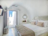 Postel nebo postele na pokoji v ubytování Golden Stone Santorini Suites