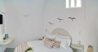 Postel nebo postele na pokoji v ubytování Golden Stone Santorini Suites