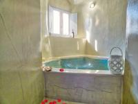 Koupelna v ubytování Golden Stone Santorini Suites