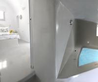 Postel nebo postele na pokoji v ubytování Golden Stone Santorini Suites