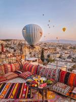 vistas a una ciudad con globos aerostáticos en Charming Cave Hotel, en Göreme