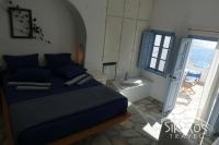 Postel nebo postele na pokoji v ubytování Seaside Traditional Cycladic House