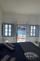 Postel nebo postele na pokoji v ubytování Seaside Traditional Cycladic House