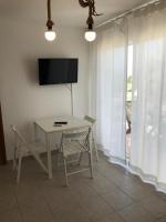 A television and/or entertainment centre at Apartamentos Vista Vedrá