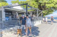 Hostia v ubytovaní Apartments Mirjana Blue Beach