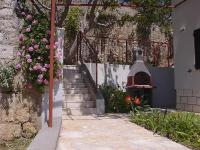 Vonkajšia záhrada v ubytovaní Apartment Hvar (221-2)