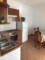 Kuchyňa alebo kuchynka v ubytovaní Seaview Apartments Kampor 3708