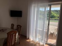 Televízia a/alebo spoločenská miestnosť v ubytovaní Seaview Apartments Kampor 3708