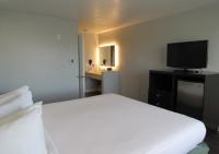 Capri Suites Anaheimにあるベッド