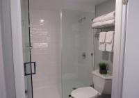 Capri Suites Anaheimにあるバスルーム