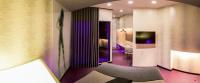 Telewizja i/lub zestaw kina domowego w obiekcie Pineta Hotel