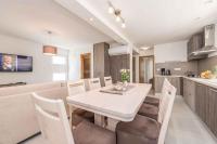 Kuchyňa alebo kuchynka v ubytovaní Holiday home in Sukosan - Zadar Riviera 40456