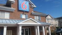 Una casa con un cartel en el frente en Motel 6 Myrtle Beach, en Myrtle Beach