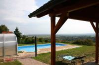 Bazén v ubytovaní Holiday home Cserszegtomaj/Balaton 39729 alebo v jeho blízkosti