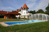 Bazén v ubytovaní Holiday home Cserszegtomaj/Balaton 39729 alebo v jeho blízkosti
