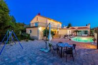 Bazén v ubytovaní Holiday home in Jadranovo 33199 alebo v jeho blízkosti