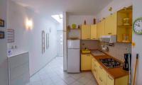 Kuchyňa alebo kuchynka v ubytovaní Apartments in Zdrelac/Insel Pasman 31078