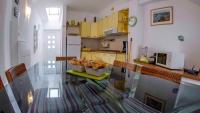 Kuchyňa alebo kuchynka v ubytovaní Apartments in Zdrelac/Insel Pasman 31078