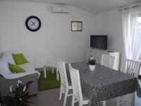 Televízia a/alebo spoločenská miestnosť v ubytovaní Apartment in Crikvenica 34973