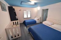 Posteľ alebo postele v izbe v ubytovaní Holiday home Hrvace/Split Riviera 7302