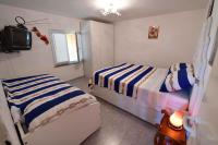 Posteľ alebo postele v izbe v ubytovaní Holiday home Hrvace/Split Riviera 7302