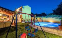 Basen w obiekcie Holiday home Mali Vareski/Istrien 8734 lub w pobliżu