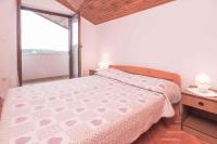 Postel nebo postele na pokoji v ubytování Apartments in Mali Losinj 14985C
