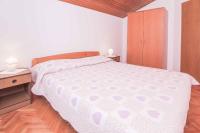 Postel nebo postele na pokoji v ubytování Apartments in Mali Losinj 14985C
