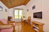 TV a/nebo společenská místnost v ubytování Apartments in Mali Losinj 14985C