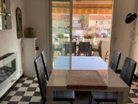comedor con mesa y vistas a un patio en Villa Magaly T4 à 50 m de la plage de Valras centre, en Valras-Plage