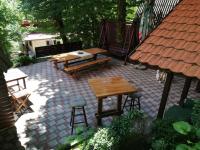 Reštaurácia alebo iné gastronomické zariadenie v ubytovaní Holiday Home Mreznica