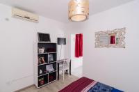 Televízia a/alebo spoločenská miestnosť v ubytovaní Apartments Ammos