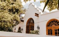 センチュリオンにあるKleinkaap Boutique Hotelの木の扉と木の白い教会