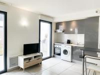 a kitchen with a tv and a washing machine at 003 - Appartement Moderne et Terrasse - Jeanne d&#39;Arc, Toulouse in Toulouse