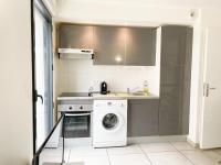 a kitchen with a washing machine and a sink at 003 - Appartement Moderne et Terrasse - Jeanne d&#39;Arc, Toulouse in Toulouse