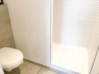 a bathroom with a toilet and a shower at 003 - Appartement Moderne et Terrasse - Jeanne d&#39;Arc, Toulouse in Toulouse