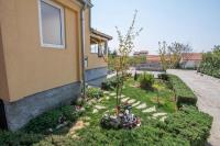 Vonkajšia záhrada v ubytovaní Apartment in Kakma/Biograd Riviera 40380