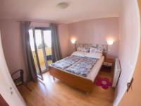 Posteľ alebo postele v izbe v ubytovaní Apartments in Njivice/Insel Krk 39735