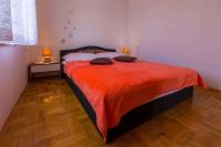 Postel nebo postele na pokoji v ubytování Apartments in Jadranovo 39281