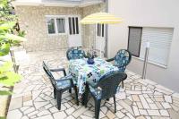 Patio alebo iná vonkajšia časť ubytovania Apartments in Novi Vinodolski 39371