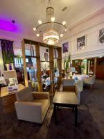 ビーレフェルトにあるParkhotel Bielefeldのロビー(椅子、テーブル、シャンデリア付)