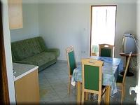 Posedenie v ubytovaní Apartment in Kampor with sea view, terrace, air conditioning, Wi-Fi (4610-4)